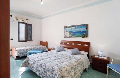 San Michele Cama Y Desayuno | Alojamiento y desayuno 'Camera Amalfi Con Vista Mare' con vistas al mar, Wi-Fi y aire acondicionado.
