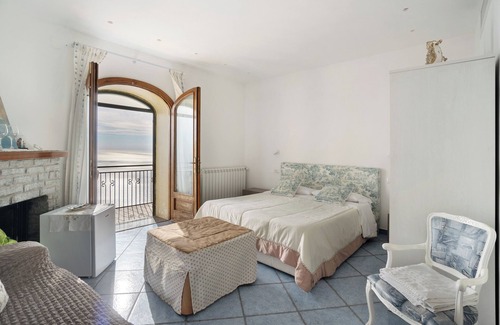 San Michele Cama Y Desayuno | Bed and Breakfast 'Camera Fiordo Con Vista Mare' con vistas al mar, Wi-Fi y aire acondicionado
