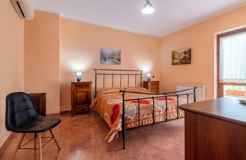 Giave Cama Y Desayuno | Alojamiento y desayuno 'Camera Matrimoniale Superior' con vistas a la montaña y aire acondicionado