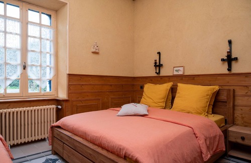 Pluvigner Cama Y Desayuno | Bed and Breakfast 'Chambre Lancelot' with Shared Terrace, Shared Garden and Wi-Fi