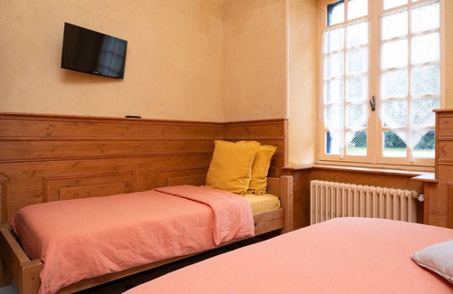 Pluvigner Cama Y Desayuno | Bed and Breakfast 'Chambre Lancelot' with Shared Terrace, Shared Garden and Wi-Fi