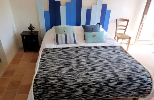 Tavant Cama Y Desayuno | Bed and Breakfast 'Destination Paisibleue' with Shared Terrace, Shared Garden and Wi-Fi