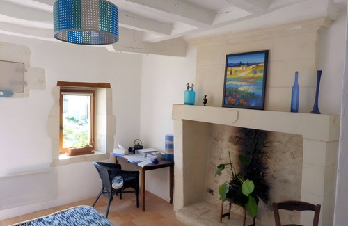 Tavant Cama Y Desayuno | Bed and Breakfast 'Destination Paisibleue' with Shared Terrace, Shared Garden and Wi-Fi