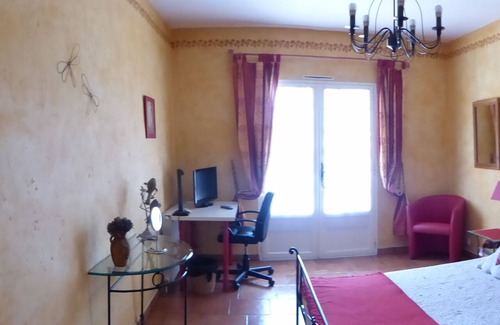 Auriol Cama Y Desayuno | Bed and Breakfast en una Bastide del siglo XIX en un gran parque con piscina