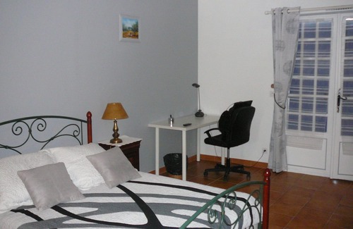 Roquevaire Cama Y Desayuno | Bed and Breakfast en una Bastide del siglo XIX en un gran parque arbolado con piscina - capacidad para 4