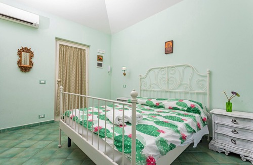 Calatabiano Cama Y Desayuno | Bed and Breakfast 'Luna' con Vista al Mar, Piscina Compartida y Wi-Fi