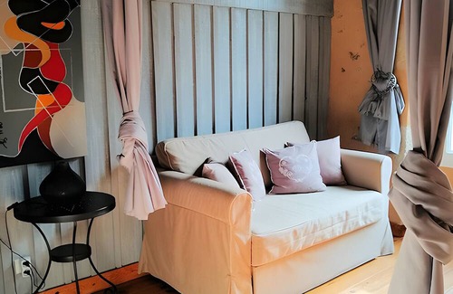 Noaillan Cama Y Desayuno | Bed and Breakfast 'L'orée De Lansot - Chambre Romance' with Shared Terrace, Shared Garden and Wi-Fi