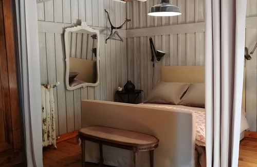 Noaillan Cama Y Desayuno | Bed and Breakfast 'L'orée De Lansot - Chambre Romance' with Shared Terrace, Shared Garden and Wi-Fi