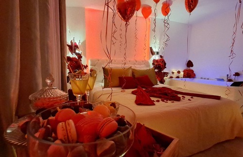 Le Luc Cama Y Desayuno | Bed and Breakfast 'La Suite Love' con vistas a la montaña, Wi-Fi y aire acondicionado