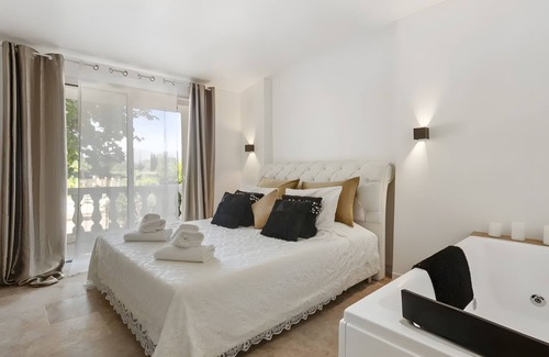 Le Luc Cama Y Desayuno | Bed and Breakfast 'La Suite Love' con vistas a la montaña, Wi-Fi y aire acondicionado
