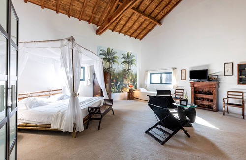 Bazas Cama Y Desayuno | Bed and Breakfast 'Le Palmier Exotique' with Shared Pool, Shared Terrace, and Wi-Fi