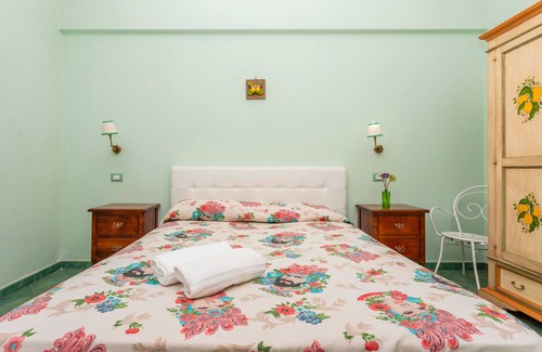 Calatabiano Cama Y Desayuno | Bed and Breakfast 'Sole' with Sea View, Shared Pool and Wi-Fi