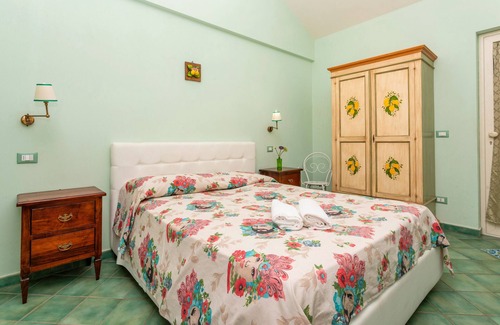 Calatabiano Cama Y Desayuno | Bed and Breakfast 'Sole' with Sea View, Shared Pool and Wi-Fi