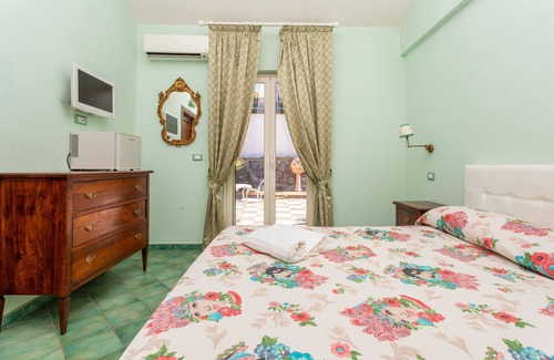 Calatabiano Cama Y Desayuno | Bed and Breakfast 'Sole' with Sea View, Shared Pool and Wi-Fi