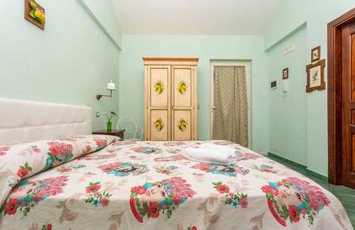 Calatabiano Cama Y Desayuno | Bed and Breakfast 'Sole' with Sea View, Shared Pool and Wi-Fi