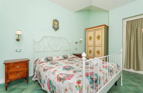Calatabiano Cama Y Desayuno | Bed and Breakfast 'Terra' con vistas al mar, piscina comunitaria y Wi-Fi