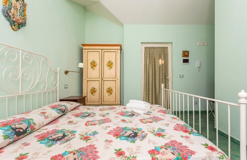 Calatabiano Cama Y Desayuno | Bed and Breakfast 'Terra' con vistas al mar, piscina comunitaria y Wi-Fi