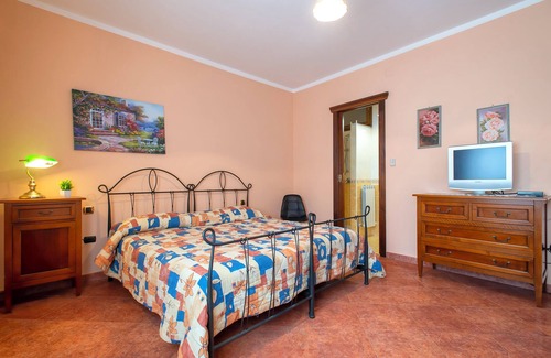 Giave Cama Y Desayuno | Alojamiento y desayuno 'Tripla' con vistas a la montaña, jardín privado y aire acondicionado.