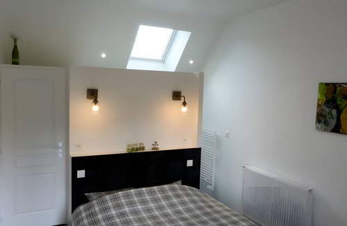Tavant Cama Y Desayuno | Bed and Breakfast 'Vert Ailleurs' with Shared Terrace, Shared Garden and Wi-Fi