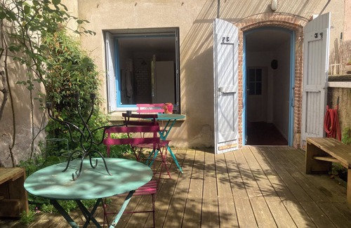 Coufouleux Cama Y Desayuno | Bed and breakfast with outdoor courtyard. 500m from train station.