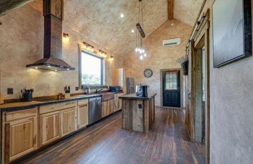 Bedford Casa | Bedford Cabin with Porch, 5 Mi to Historic District!
