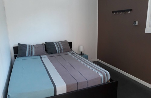 Daux Cama Y Desayuno | Dormitorio + baño con acceso independiente