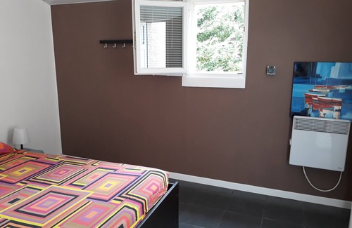 Daux Cama Y Desayuno | Dormitorio + baño con acceso independiente