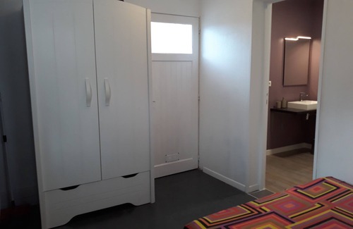 Daux Cama Y Desayuno | Dormitorio + baño con acceso independiente