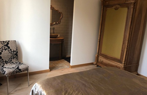 Saint-Clair-de-la-Tour Cama Y Desayuno | Bedroom with bathroom - Chateau du Mouillat
