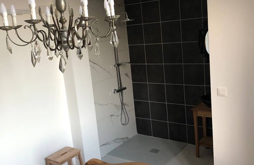 Saint-Clair-de-la-Tour Cama Y Desayuno | Bedroom with bathroom - Chateau du Mouillat