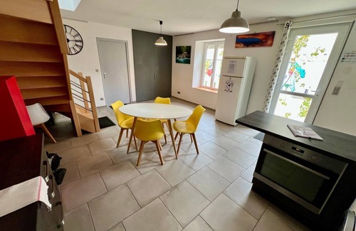 Lussac-les-Chateaux Apartamento | Bedroom is a cosy house