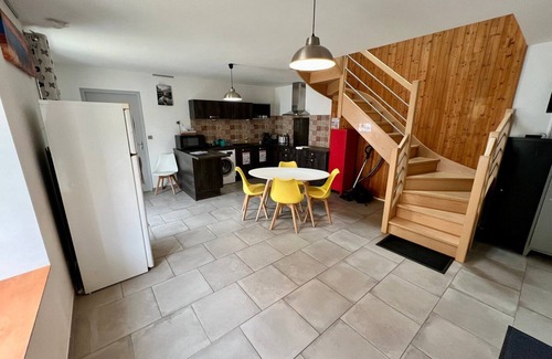 Lussac-les-Chateaux Apartamento | Bedroom with private bathroom