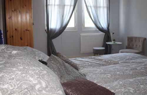 Piegut-Pluviers Cama Y Desayuno | Bedroom With Ensuite Bathroom in Bnb, Breakfast Incl