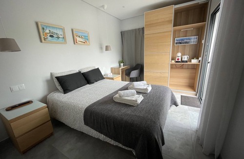 Salema Cabina | Bedroom with private bathroom close to fisherman's trail