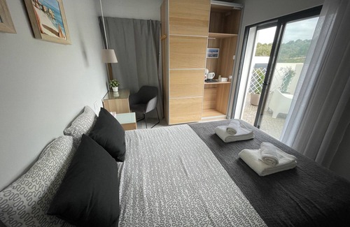 Salema Cabina | Bedroom with private bathroom close to fisherman's trail
