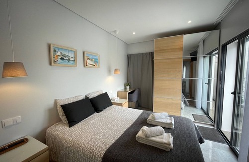 Salema Cabina | Bedroom with private bathroom close to fisherman's trail