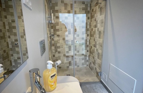 Salema Cabina | Bedroom with private bathroom close to fisherman's trail