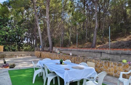 Lliria Casa | Bedroom with private bathroom and Two-Bedroom Family Suite in quiet forest country house 80m2 large swimming pool music town Lliria The garden and swimmingpool and garden are shared