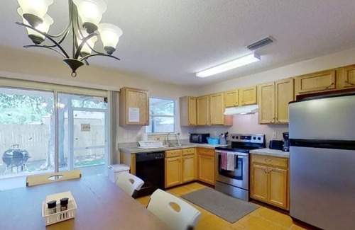 Westside Cabaña | ~Beds Galore & More Sleeps 8 15Mins to Stadium~