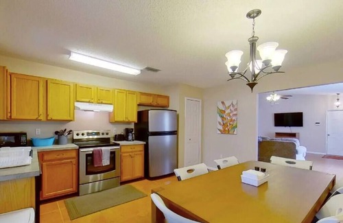 Westside Cabaña | ~Beds Galore & More Sleeps 8 15Mins to Stadium~