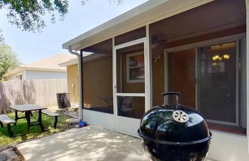 Westside Cabaña | ~Beds Galore & More Sleeps 8 15Mins to Stadium~