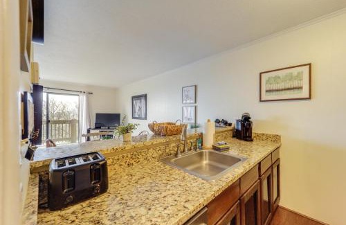 Beech Mountain Apartamento | Beech Mountain Studio with Balcony Less Than 1 Mi to Skiing!