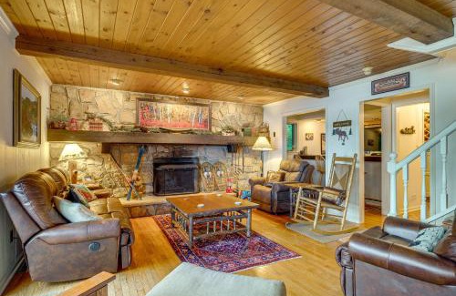 Drums Casa | Beech Mt Lakefront Gem! Hot Tub, Kayaks, Billiards