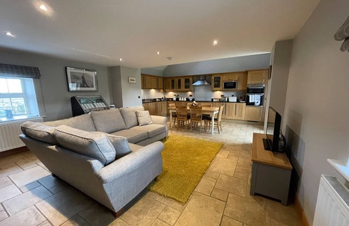 Berwick-upon-Tweed Cabaña | BEEHIVE BARN, luxury holiday cottage, with open fire in Beal