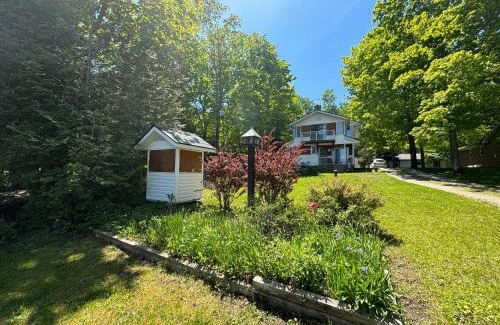 Lion's Head Casa | Beeshore Lakehouse Waterfront Bliss & Comfort