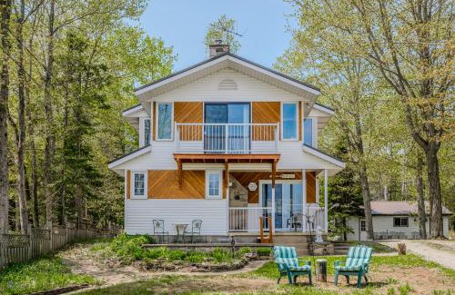 Lion's Head Casa | Beeshore Lakehouse Waterfront Bliss & Comfort