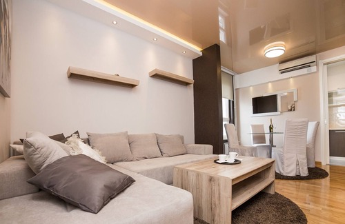 Novi Beograd Apartamento | BeGood apartamento en Belvil en New Belgrade con una plaza de aparcamiento.