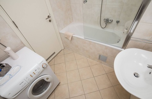 Novi Beograd Apartamento | BeGood apartamento en Belvil en New Belgrade con una plaza de aparcamiento.