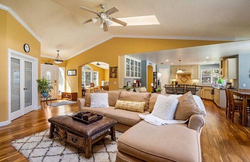 Templeton Casa | Behind The Red Door/Pool/Middle of Wine Country/Private/Gated/Pool Table