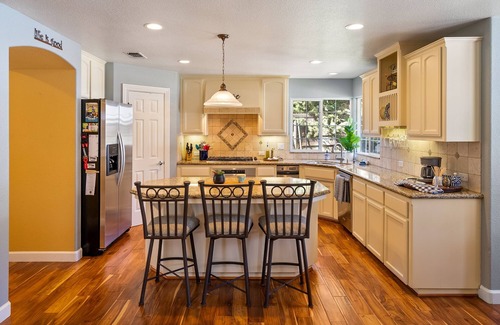 Templeton Casa | Behind The Red Door/Pool/Middle of Wine Country/Private/Gated/Pool Table